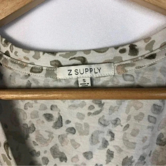 Z Supply Beige & Gray Painted Leopard V-Neck Short Sleeve T-Shirt S - Picture 5 of 5